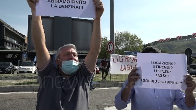 Scene from Proteste sull'A1: ristoratori bloccano l'Autogrill di Cantagallo