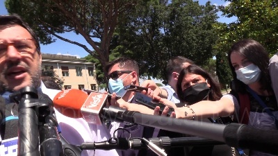 Scene from Sicurezza, Salvini: "Modificare decreti aiuta la criminalità"