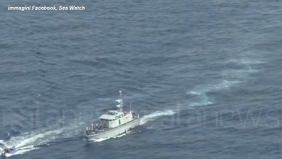 Scene from Migranti, libici sparano verso un barcone: il video diffuso da Sea Watch