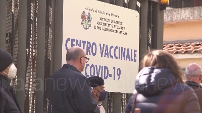 Scene from Vaccini Lombardia, Cisl: "Over 80 convocati senza appuntamento e poi mandati a casa"