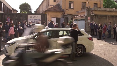 Scene from Vaccini Lombardia, Cisl: "Over 80 convocati senza appuntamento e poi mandati a casa"