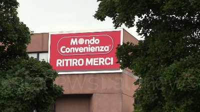 Scene from Mondo Convenienza, sciopero al magazzino di Campi Bisenzio. Toscano: "Salari indecenti"