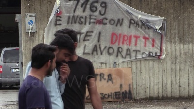 Scene from Mondo Convenienza, sciopero al magazzino di Campi Bisenzio. Toscano: "Salari indecenti"