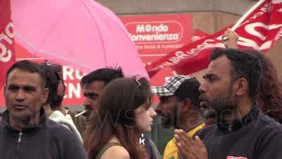 Scene from Mondo Convenienza, sciopero al magazzino di Campi Bisenzio. Toscano: "Salari indecenti"