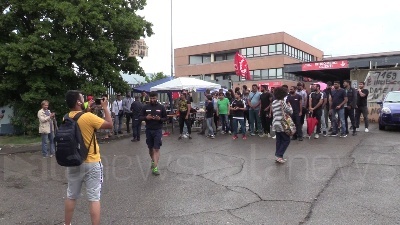 Scene from Mondo Convenienza, sciopero al magazzino di Campi Bisenzio. Toscano: "Salari indecenti"