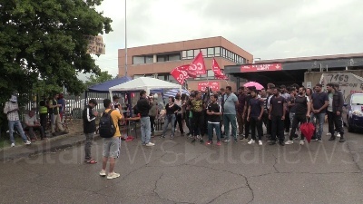 Scene from Mondo Convenienza, sciopero al magazzino di Campi Bisenzio. Toscano: "Salari indecenti"
