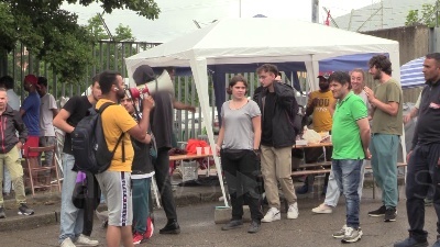 Scene from Mondo Convenienza, sciopero al magazzino di Campi Bisenzio. Toscano: "Salari indecenti"