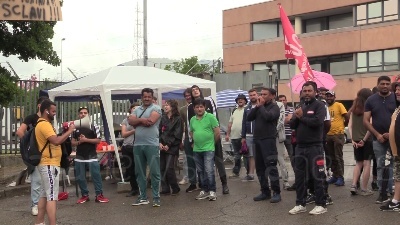 Scene from Mondo Convenienza, sciopero al magazzino di Campi Bisenzio. Toscano: "Salari indecenti"