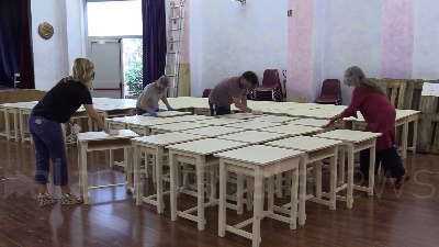 Scene from Milano, alla scuola Steiner banchi fai-da-te costruiti da genitori e insegnanti