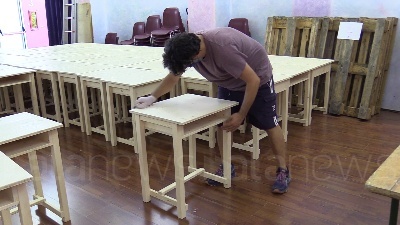 Scene from Milano, alla scuola Steiner banchi fai-da-te costruiti da genitori e insegnanti