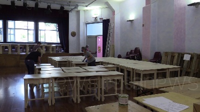 Scene from Milano, alla scuola Steiner banchi fai-da-te costruiti da genitori e insegnanti