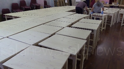 Scene from Milano, alla scuola Steiner banchi fai-da-te costruiti da genitori e insegnanti