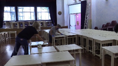 Scene from Milano, alla scuola Steiner banchi fai-da-te costruiti da genitori e insegnanti