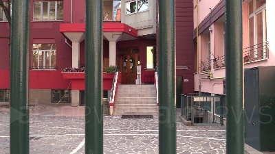Scene from Milano, alla scuola Steiner banchi fai-da-te costruiti da genitori e insegnanti