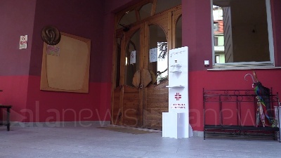 Scene from Milano, alla scuola Steiner banchi fai-da-te costruiti da genitori e insegnanti