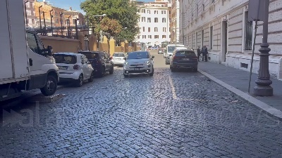 Scene from Elezioni, Meloni arriva a Montecitorio: "Non c'è scontro con Draghi su Pnrr, ma bisogna fare meglio"