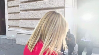 Scene from Elezioni, Meloni arriva a Montecitorio: "Non c'è scontro con Draghi su Pnrr, ma bisogna fare meglio"