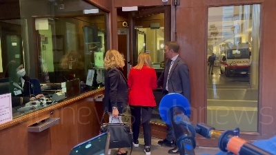 Scene from Elezioni, Meloni arriva a Montecitorio: "Non c'è scontro con Draghi su Pnrr, ma bisogna fare meglio"