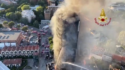 Scene from Incendio a Milano, palazzo in fiamme ripreso dall'alto