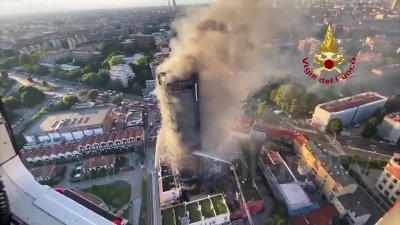 Scene from Incendio a Milano, palazzo in fiamme ripreso dall'alto