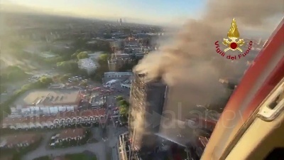 Scene from Incendio a Milano, palazzo in fiamme ripreso dall'alto