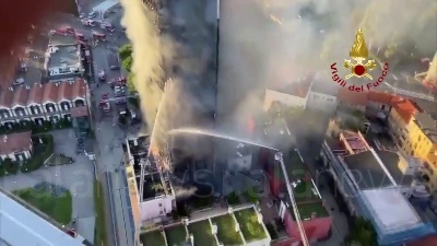 Scene from Incendio a Milano, palazzo in fiamme ripreso dall'alto