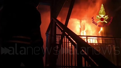 Scene from A fuoco una scuola di Milano: i vigili del fuoco la dichiarano inagibile