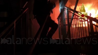 Scene from A fuoco una scuola di Milano: i vigili del fuoco la dichiarano inagibile