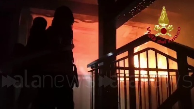 Scene from A fuoco una scuola di Milano: i vigili del fuoco la dichiarano inagibile