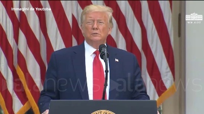 Scene from Coronavirus, Trump al giornalista: "Può togliere la mascherina? Non riesco a sentirla"