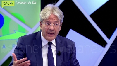 Scene from Coronavirus, Gentiloni: "Momento giusto per salario minimo in Ue"