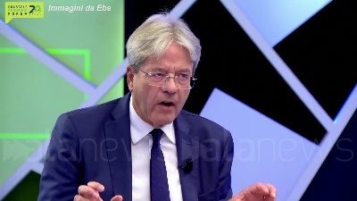 Scene from Coronavirus, Gentiloni: "Momento giusto per salario minimo in Ue"