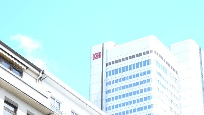 Scene from Francoforte, uno "spider-man" sulla Deutsche Bahn tower