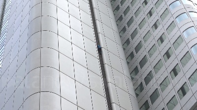 Scene from Francoforte, uno "spider-man" sulla Deutsche Bahn tower