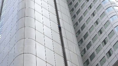 Scene from Francoforte, uno "spider-man" sulla Deutsche Bahn tower