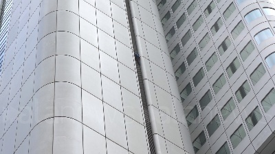Scene from Francoforte, uno "spider-man" sulla Deutsche Bahn tower