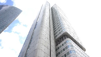 Scene from Francoforte, uno "spider-man" sulla Deutsche Bahn tower