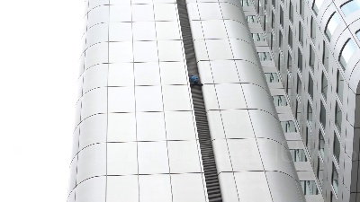 Scene from Francoforte, uno "spider-man" sulla Deutsche Bahn tower