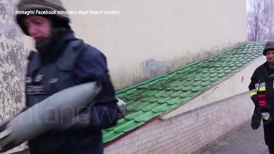 Scene from Ucraina, polizia al lavoro per rimuovere gli ordigni dalle città bombardate