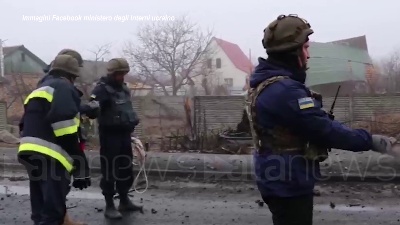 Scene from Ucraina, polizia al lavoro per rimuovere gli ordigni dalle città bombardate