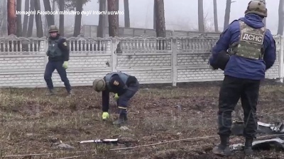Scene from Ucraina, polizia al lavoro per rimuovere gli ordigni dalle città bombardate