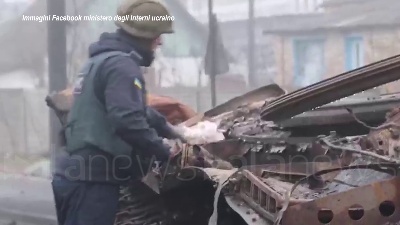 Scene from Ucraina, polizia al lavoro per rimuovere gli ordigni dalle città bombardate