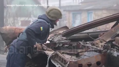 Scene from Ucraina, polizia al lavoro per rimuovere gli ordigni dalle città bombardate