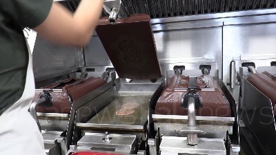 Scene from Mancanza di stagionali, McDonald's smentisce: "Dati su assunzioni in linea rispetto ad altri anni"