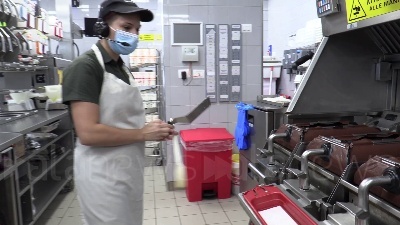 Scene from Mancanza di stagionali, McDonald's smentisce: "Dati su assunzioni in linea rispetto ad altri anni"