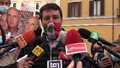 Scene from Covid, Salvini: "Multare le bariste in pausa sigaretta è demenziale"