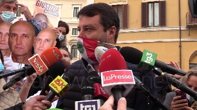 Scene from Covid, Salvini: "Multare le bariste in pausa sigaretta è demenziale"