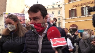 Scene from Covid, Salvini: "Multare le bariste in pausa sigaretta è demenziale"