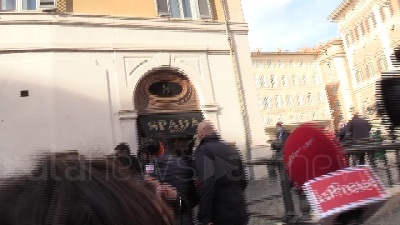 Scene from Covid, Salvini: "Multare le bariste in pausa sigaretta è demenziale"