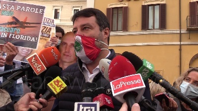 Scene from Covid, Salvini: "Multare le bariste in pausa sigaretta è demenziale"